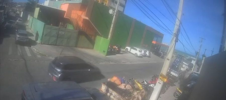 À luz do dia e sem medo: dupla rouba moto e foge em HB20