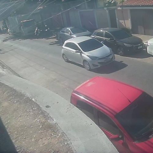 Câmera mostra outro ângulo do HB20 antes de roubo de moto em Maceió