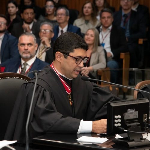 Novo conselheiro do TCE chora ao citar Bolsonaro e diz confiar que ex-presidente “voltará em breve”