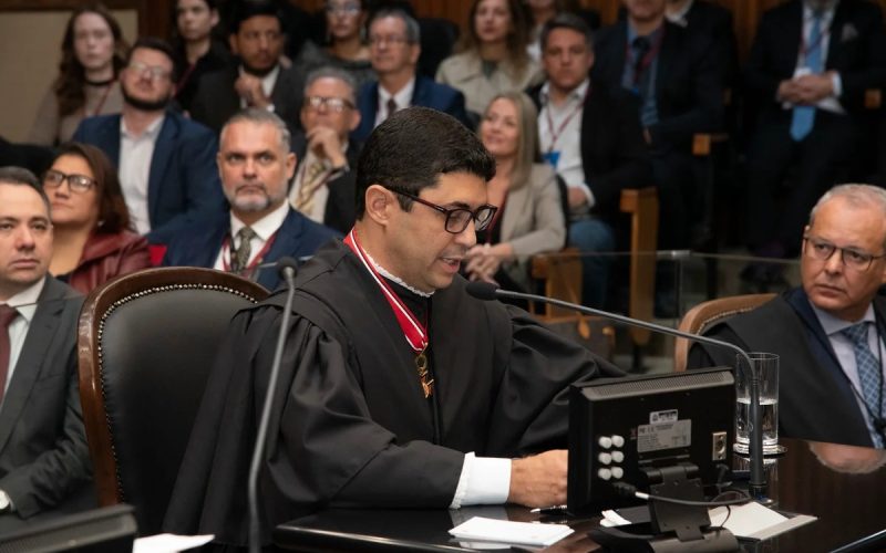 Novo conselheiro do TCE chora ao citar Bolsonaro e diz confiar que ex-presidente “voltará em breve”