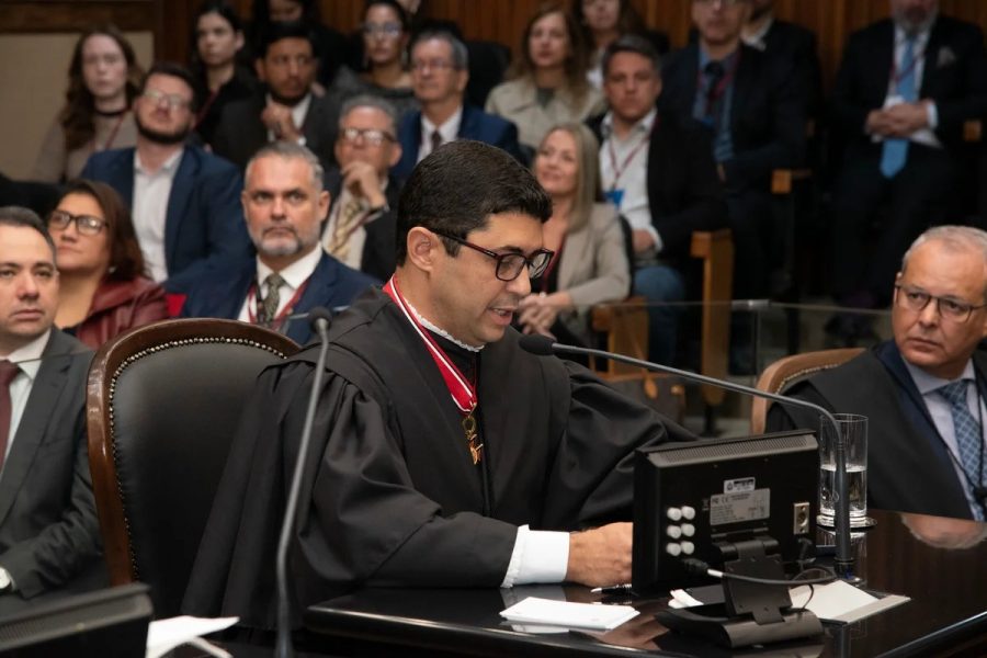 Novo conselheiro do TCE chora ao citar Bolsonaro e diz confiar que ex-presidente “voltará em breve”