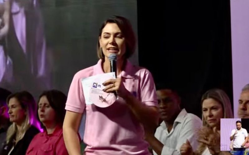 Michelle Bolsonaro diz que Jair é única opção da direita para eleições de 2026