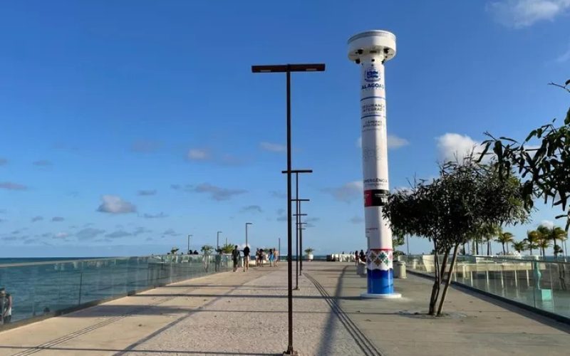 Homem é preso depois de quebrar câmera de videomonitoramento no Marco dos Corais