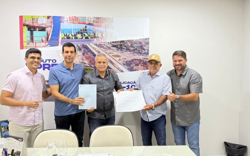 Prefeito Petrúcio Barbosa apresenta projeto de asfalto que ligará Igaci ao distrito de Novo Rio