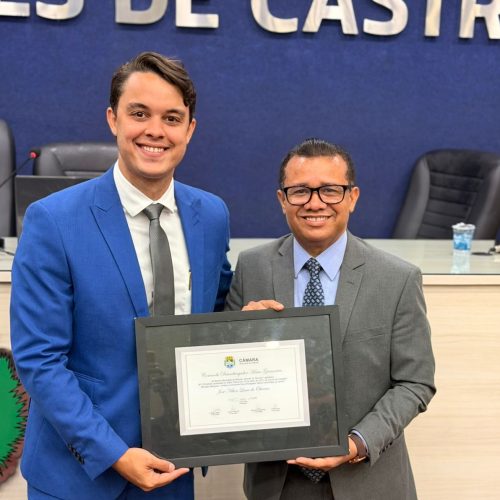 Brivaldo Marques entrega honraria ao Pastor Oliveira na Câmara de Maceió
