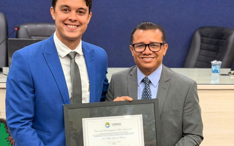 Brivaldo Marques entrega honraria ao Pastor Oliveira na Câmara de Maceió