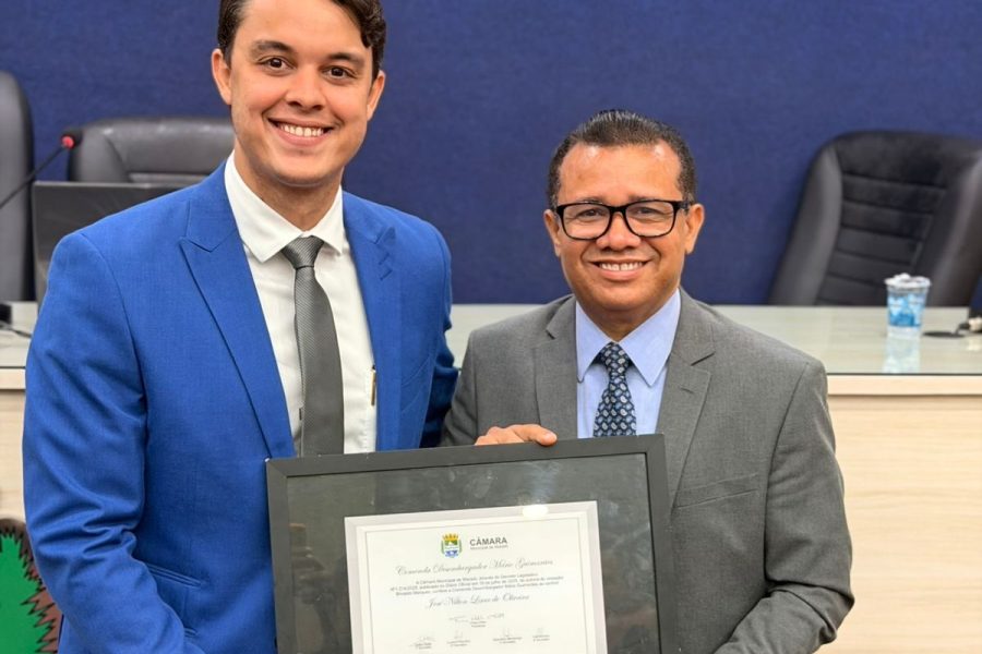 Brivaldo Marques entrega honraria ao Pastor Oliveira na Câmara de Maceió