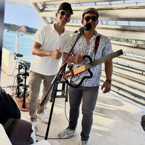 Artistas de Igaci-AL encantam turistas em passeio de catamarã rumo à Praia do Gunga