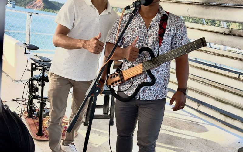 Artistas de Igaci-AL encantam turistas em passeio de catamarã rumo à Praia do Gunga