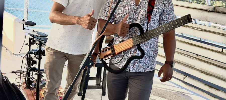 Artistas de Igaci-AL encantam turistas em passeio de catamarã rumo à Praia do Gunga