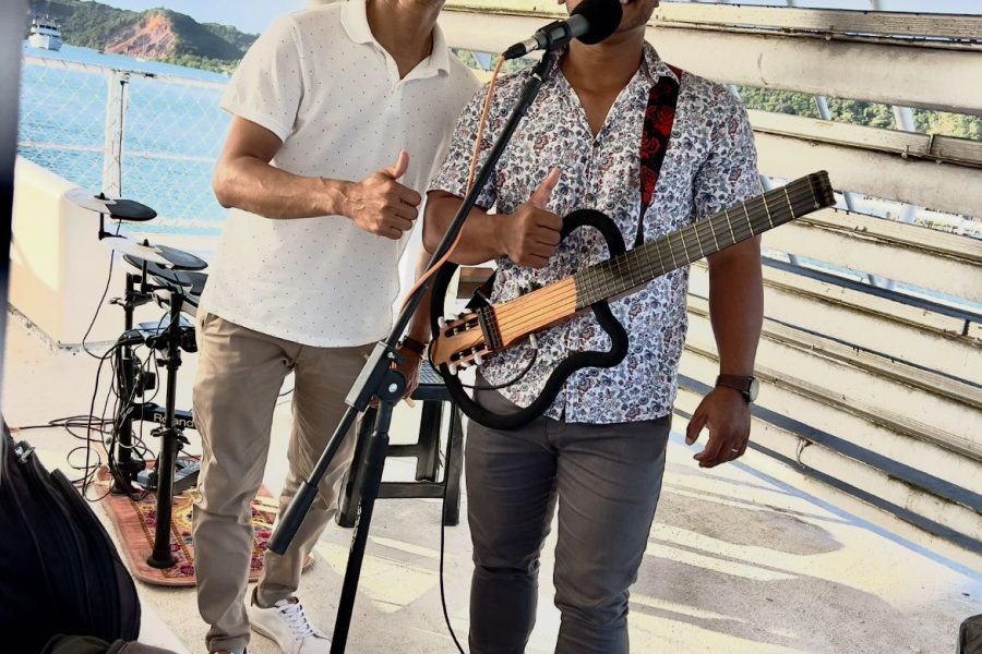 Artistas de Igaci-AL encantam turistas em passeio de catamarã rumo à Praia do Gunga