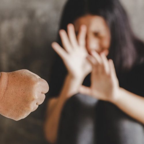 Mulher é agredida, faz denúncia em delegacia e sofre novas agressões ao voltar para casa