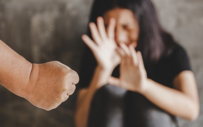 Mulher é agredida, faz denúncia em delegacia e sofre novas agressões ao voltar para casa