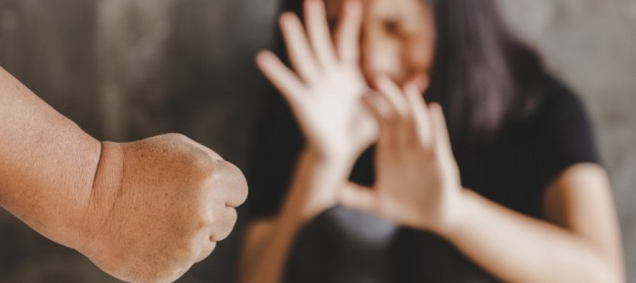 Mulher é agredida, faz denúncia em delegacia e sofre novas agressões ao voltar para casa