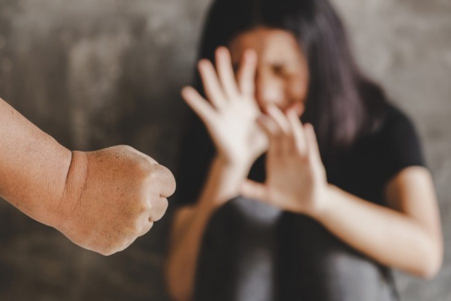 Mulher é agredida, faz denúncia em delegacia e sofre novas agressões ao voltar para casa