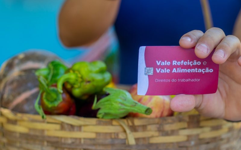 Lula assina decreto que muda regras do vale-refeição e vale-alimentação