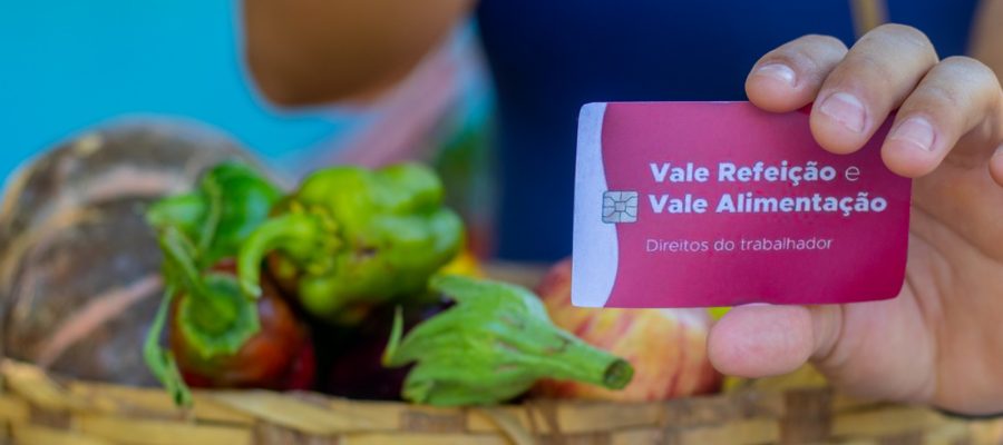 Lula assina decreto que muda regras do vale-refeição e vale-alimentação