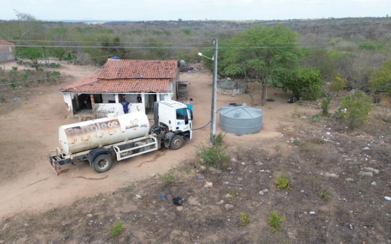 Prefeitura de Delmiro Gouveia realiza mutirão emergencial de água e beneficia 54 famílias na Zona Rural