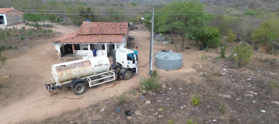 Prefeitura de Delmiro Gouveia realiza mutirão emergencial de água e beneficia 54 famílias na Zona Rural