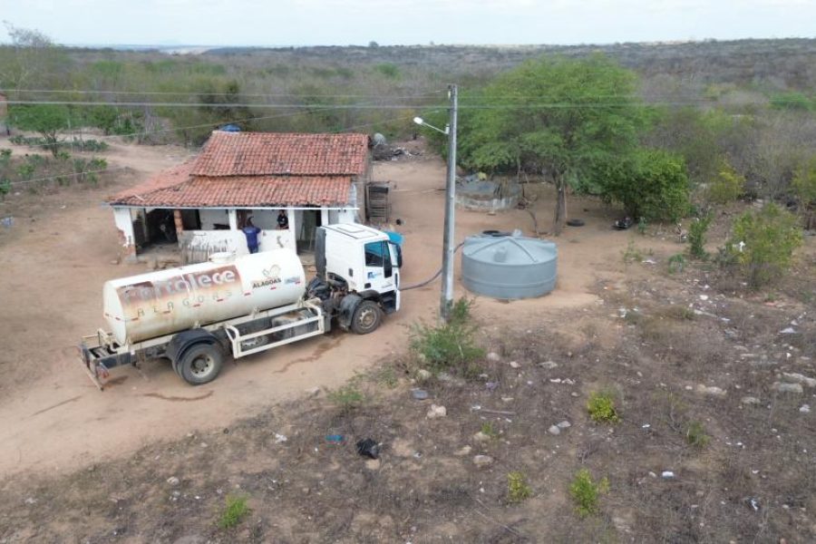 Prefeitura de Delmiro Gouveia realiza mutirão emergencial de água e beneficia 54 famílias na Zona Rural