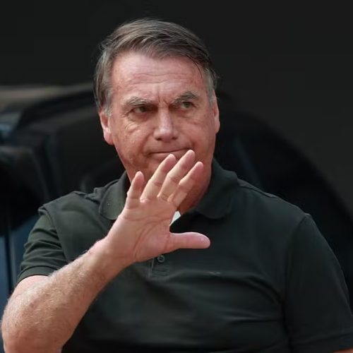 Defesa de Bolsonaro considera pedir para que ex-presidente cumpra pena no Exército