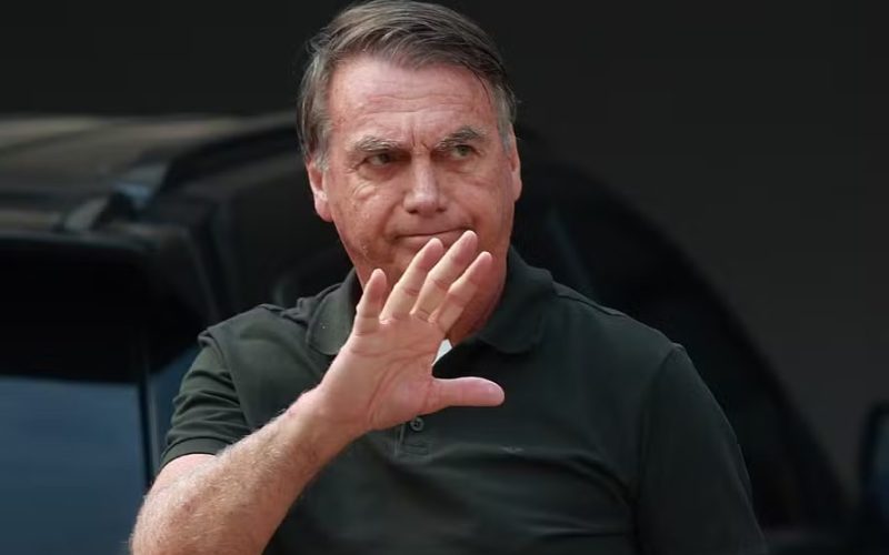 Defesa de Bolsonaro considera pedir para que ex-presidente cumpra pena no Exército