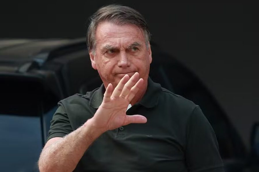 Defesa de Bolsonaro considera pedir para que ex-presidente cumpra pena no Exército