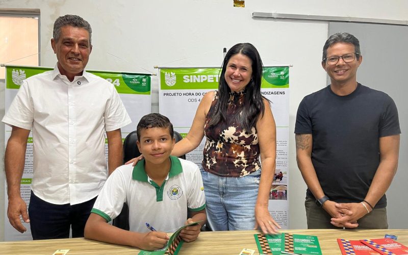 SINPETE: Prefeito de Branquinha parabeniza estudantes autores que lançaram livros na Bienal