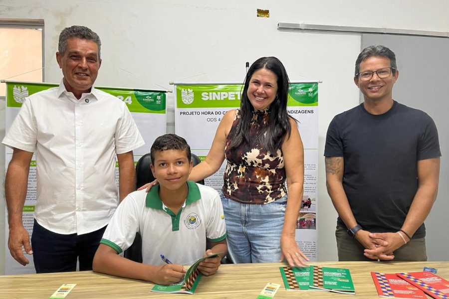 SINPETE: Prefeito de Branquinha parabeniza estudantes autores que lançaram livros na Bienal
