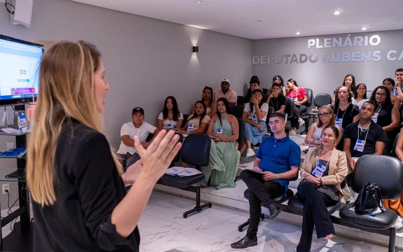 Deputada Cibele Moura recebe jovens de Maribondo na sétima edição do Dia do Deputado
