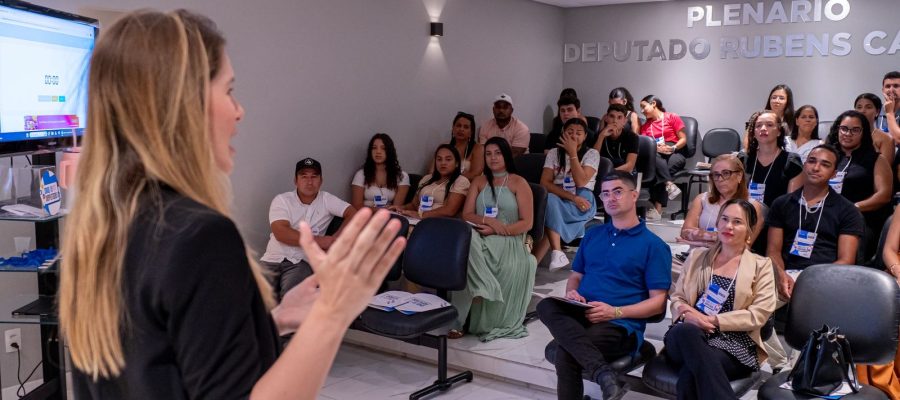 Deputada Cibele Moura recebe jovens de Maribondo na sétima edição do Dia do Deputado