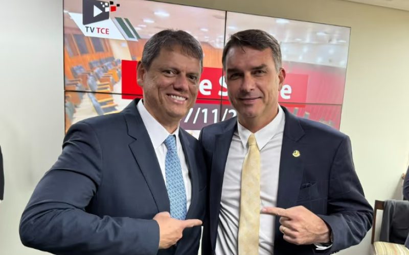 Flávio Bolsonaro reforça parceria com Tarcísio para 2026 e provoca: “Lula não será presidente em 2027”
