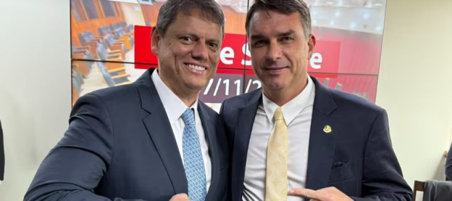 Flávio Bolsonaro reforça parceria com Tarcísio para 2026 e provoca: “Lula não será presidente em 2027”
