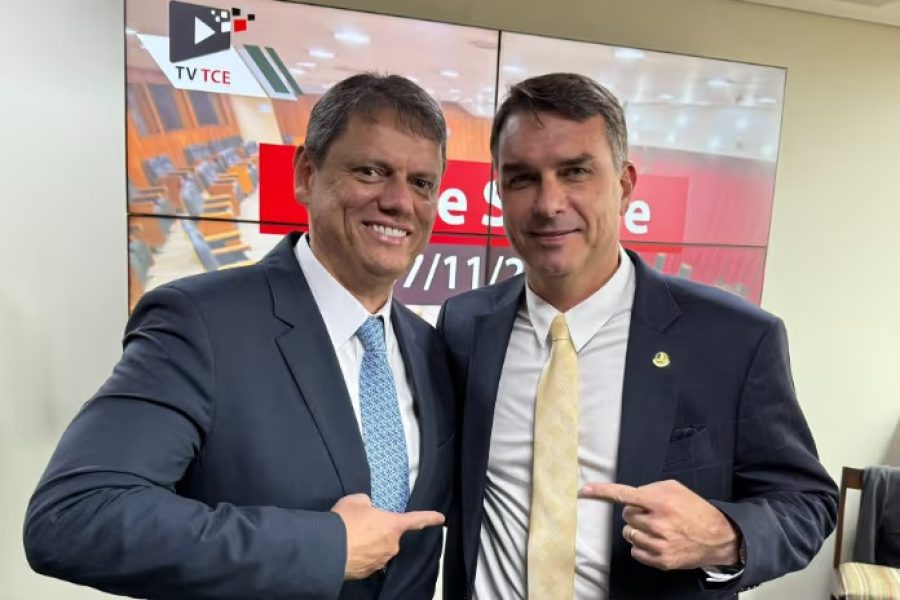 Flávio Bolsonaro reforça parceria com Tarcísio para 2026 e provoca: “Lula não será presidente em 2027”