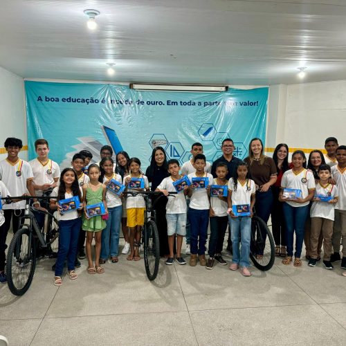 Prefeita Márcia Cavalcante entrega tablets e bicicletas a alunos destaques das escolas de São Luís do Quitunde