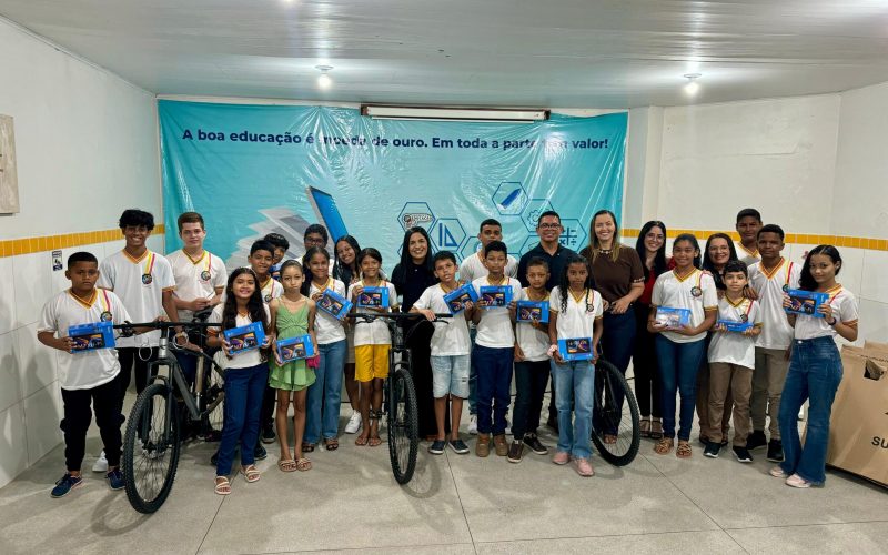 Prefeita Márcia Cavalcante entrega tablets e bicicletas a alunos destaques das escolas de São Luís do Quitunde