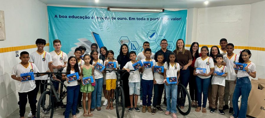 Prefeita Márcia Cavalcante entrega tablets e bicicletas a alunos destaques das escolas de São Luís do Quitunde