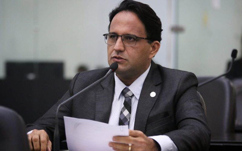 Projeto do deputado Mesaque Padilha garante prioridade em programas habitacionais para responsáveis de crianças autistas