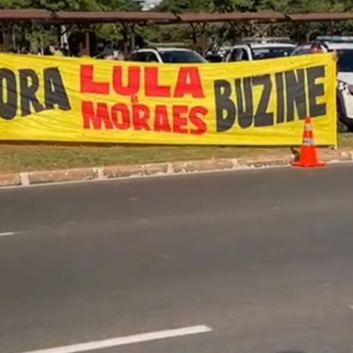 Manifestantes protestam em frente à PF com faixa: “Fora Lula e Moraes”