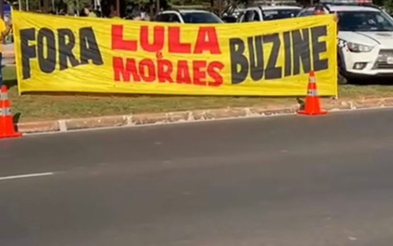 Manifestantes protestam em frente à PF com faixa: “Fora Lula e Moraes”