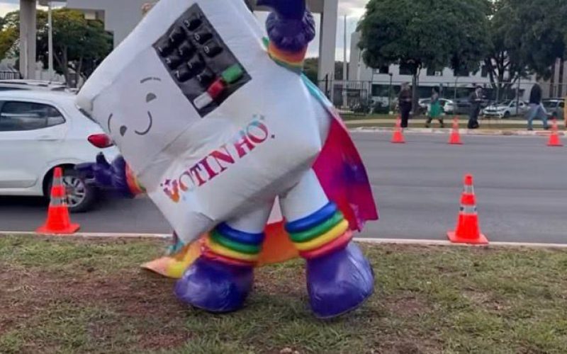 Grupo LGBT leva urna inflável e comemora prisão de Bolsonaro na porta da PF