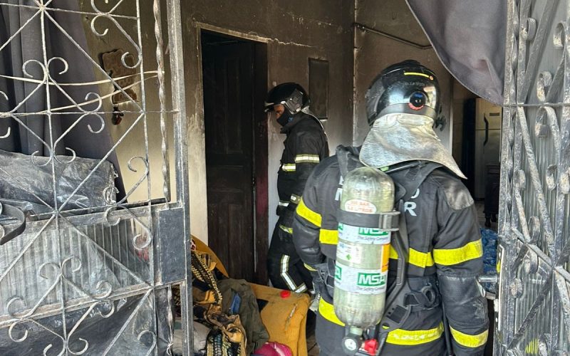 Princípio de incêndio atinge residência no Farol