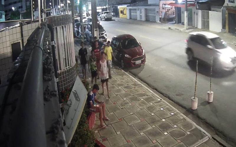 Adolescentes rendem jovem e roubam celular e chinelo