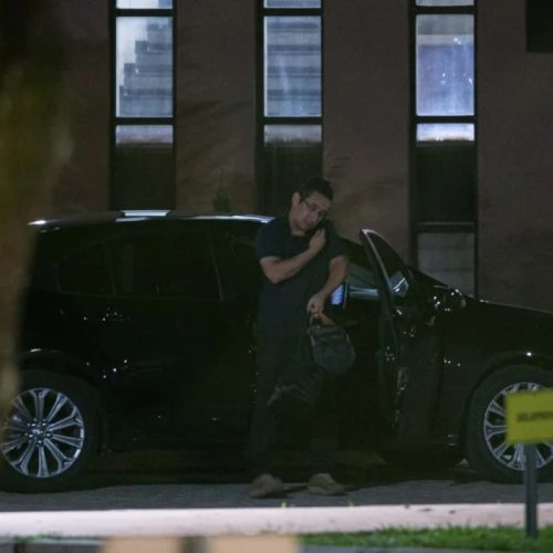 Irmão de Michelle leva bolsa com comida especial para Bolsonaro na sede da PF