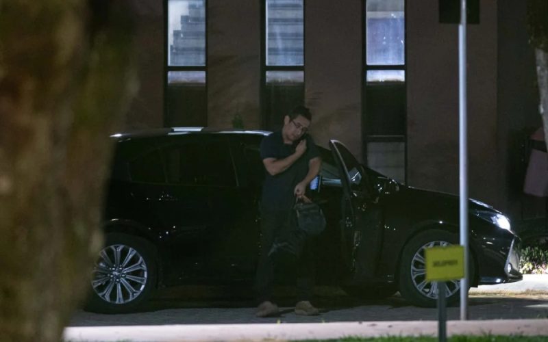 Irmão de Michelle leva bolsa com comida especial para Bolsonaro na sede da PF