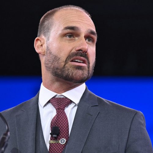 Eduardo Bolsonaro tenta votar dos EUA contra vetos de Lula, mas Alcolumbre barra decisão