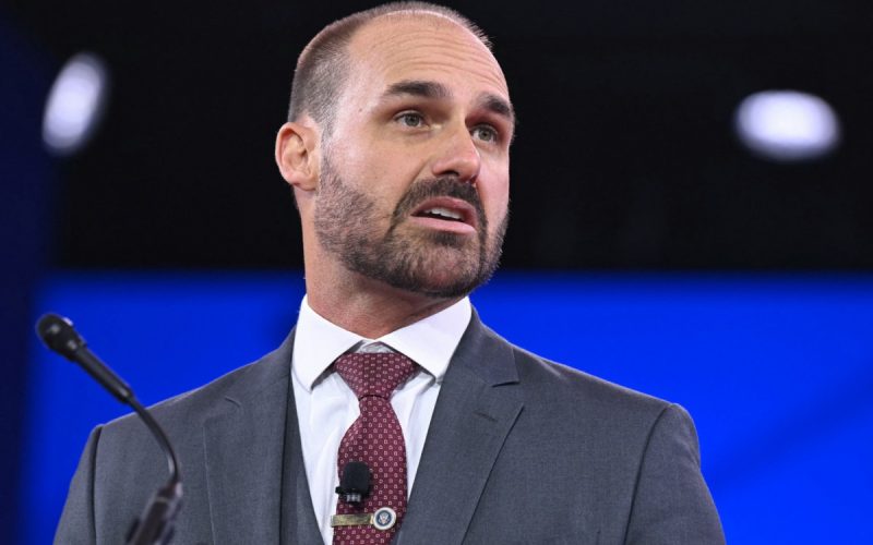 Eduardo Bolsonaro tenta votar dos EUA contra vetos de Lula, mas Alcolumbre barra decisão