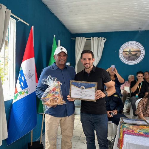 Cauê Castro recebe homenagem por seu trabalho com pescadores