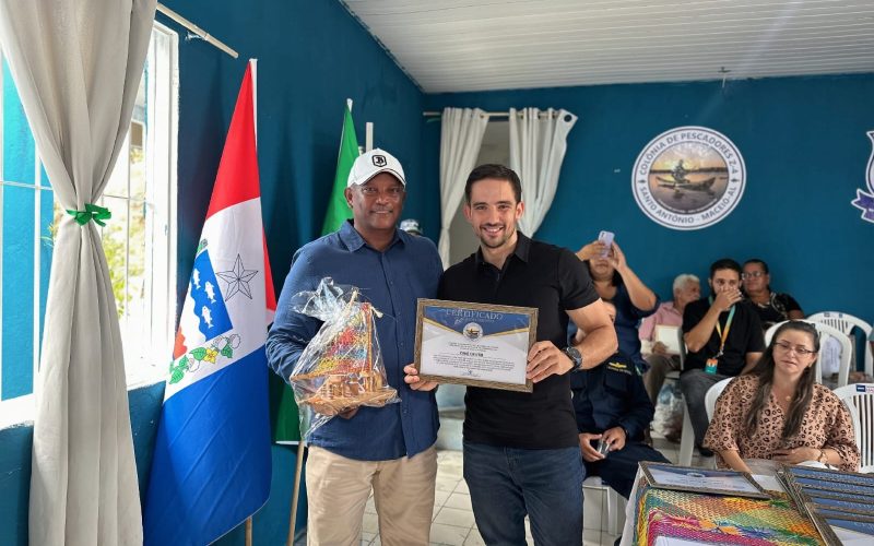 Cauê Castro recebe homenagem por seu trabalho com pescadores