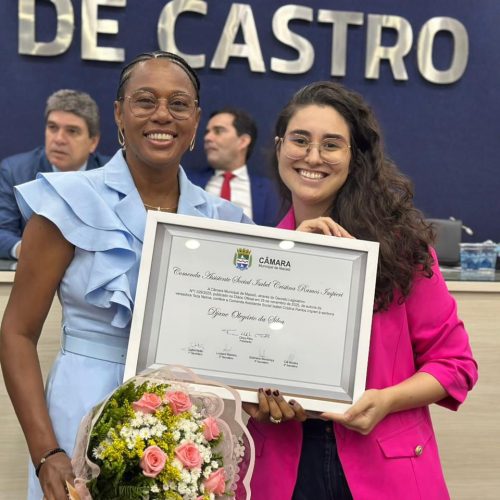 Teca Nelma concede comenda à conselheira tutelar durante sessão na Câmara Municipal